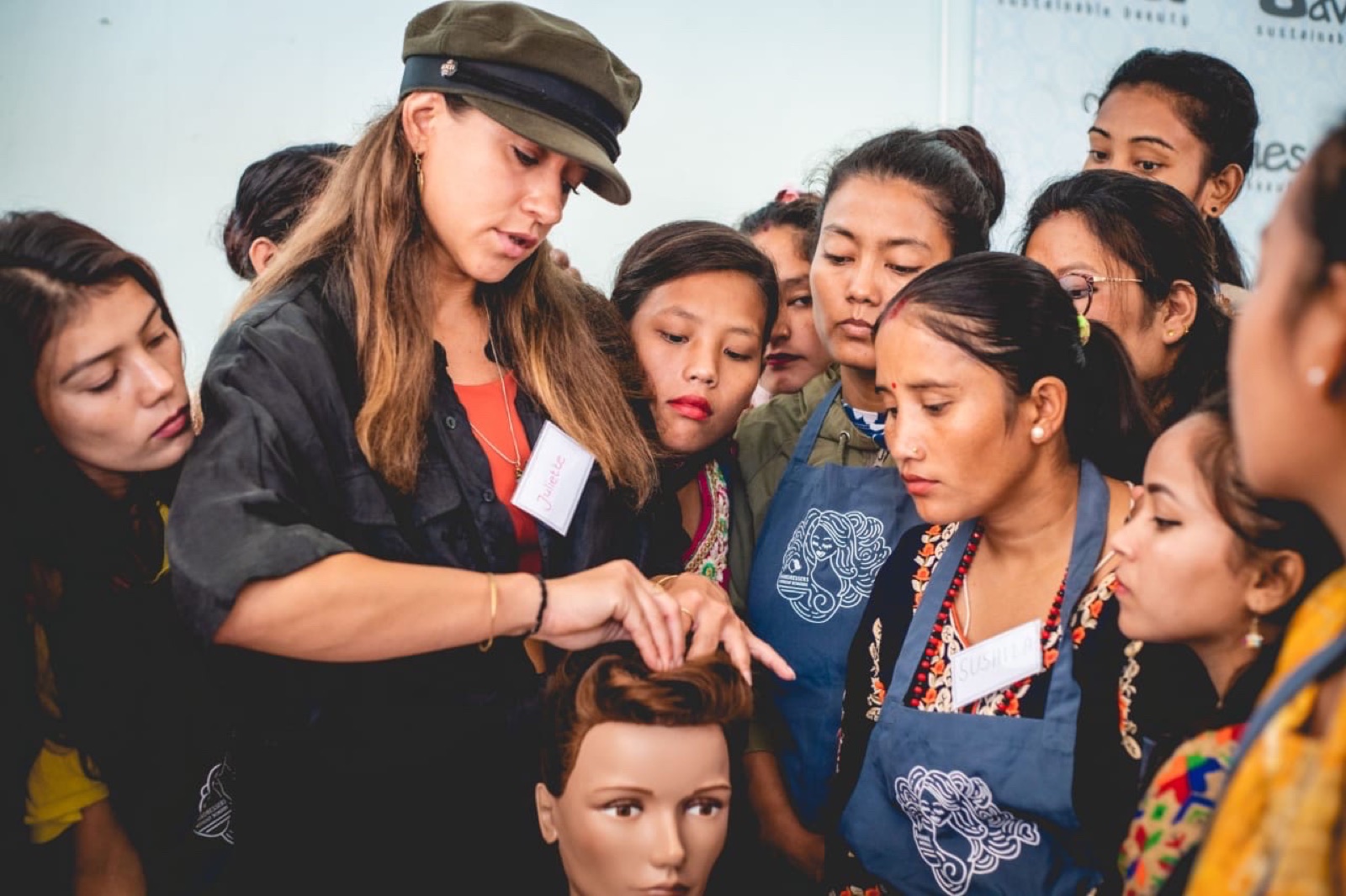 Juliette den Ouden geeft training voor Hairdressers Without Borders