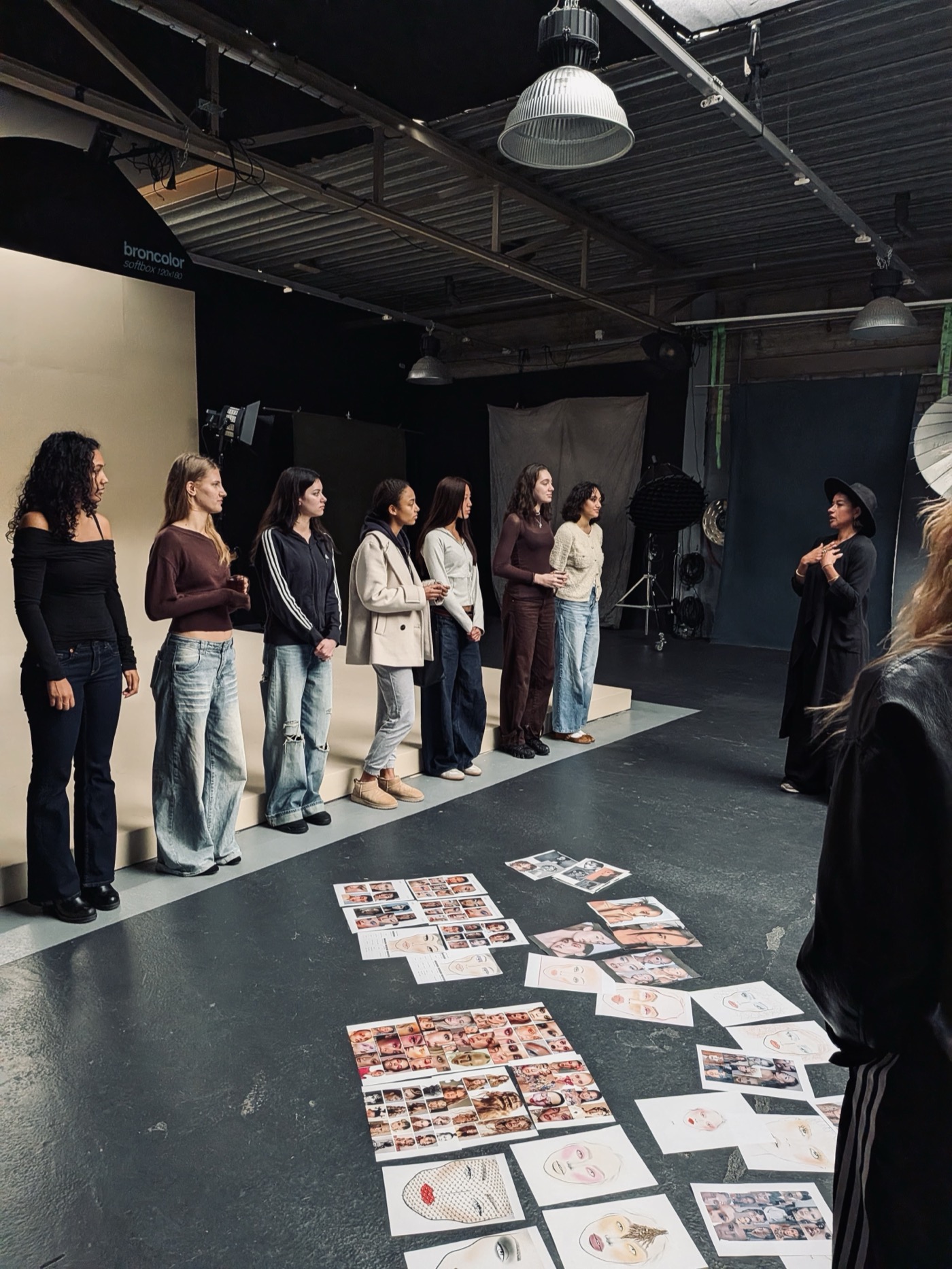 Students learning to look and analyse during a JDO Method class with Juliette