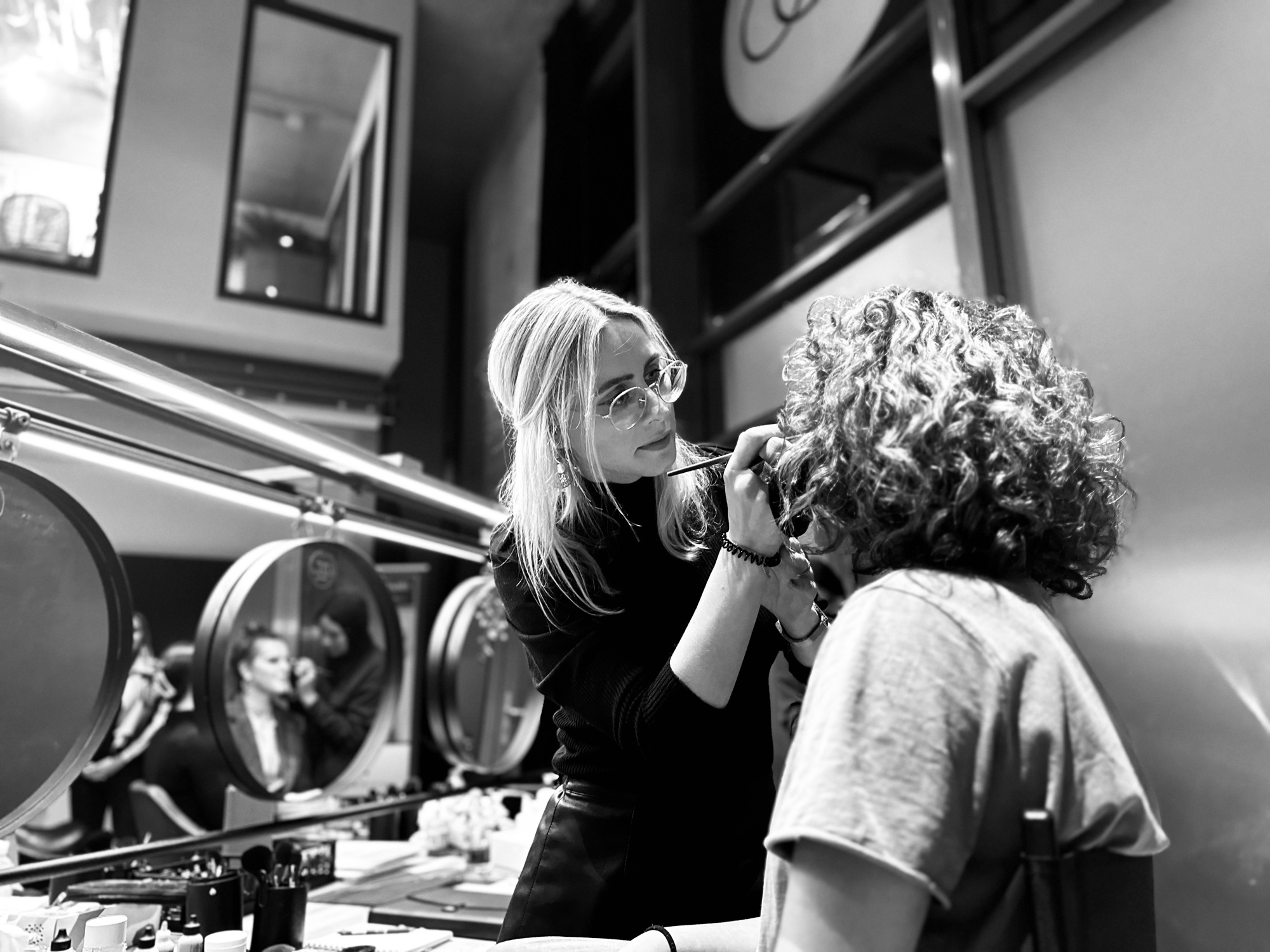 Student JDO Make-up Artist Class aan het werk