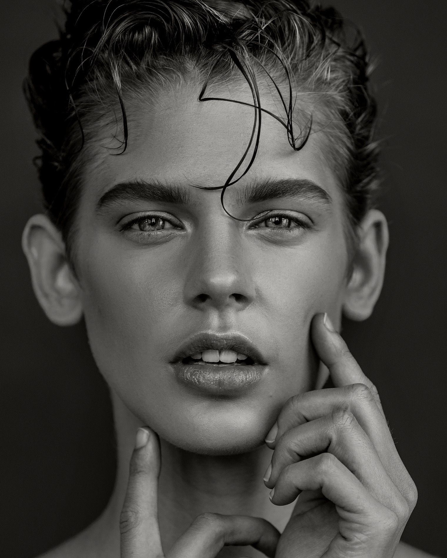 Hair editorial in zwart-wit, androgyne look met wet-look haar