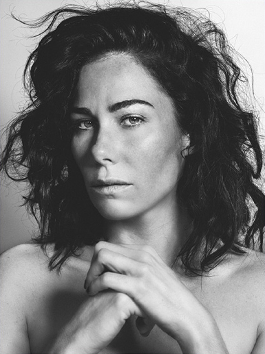 Beauty portret in zwart-wit, natuurlijke make-up, handen bij de kin