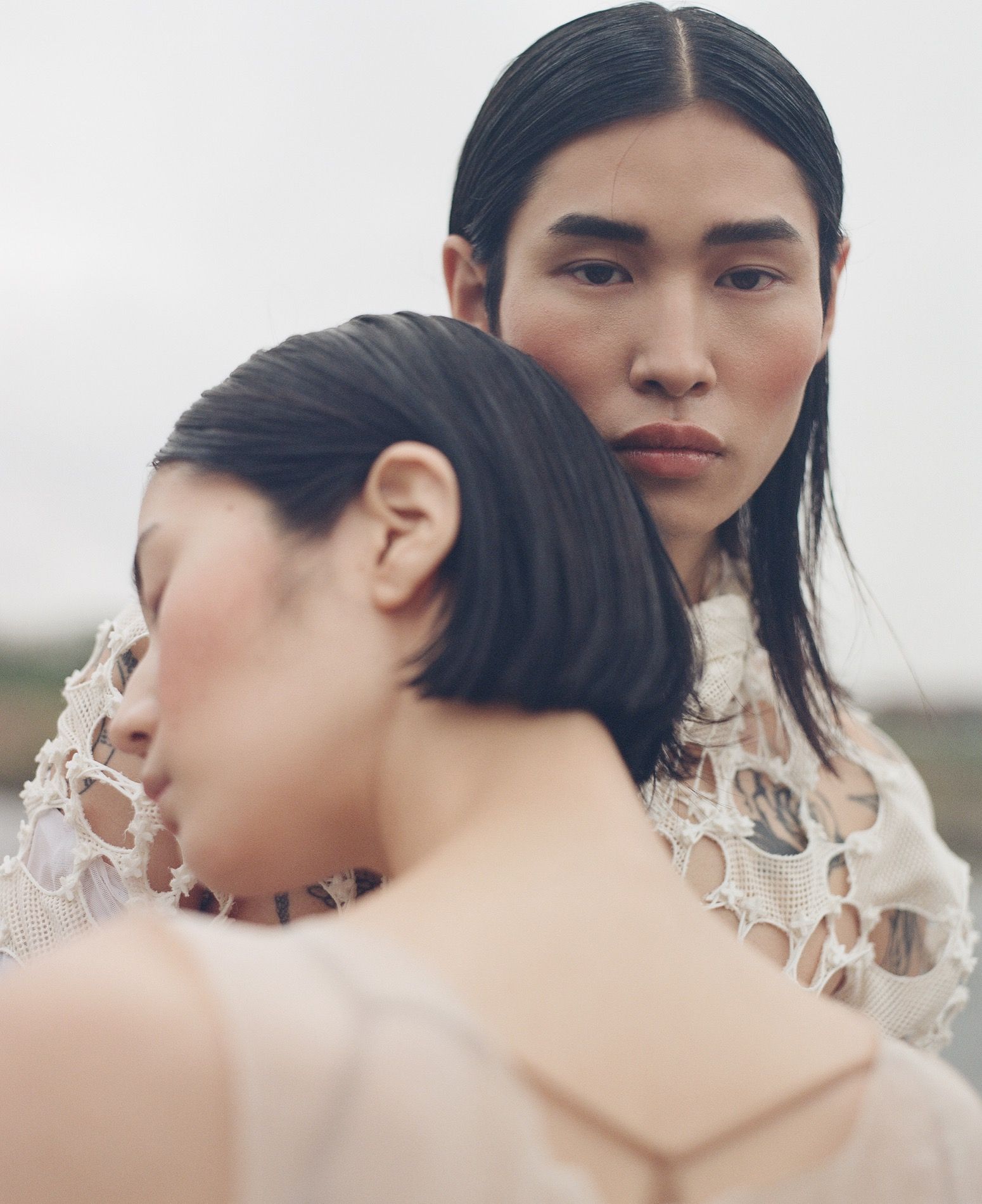 Beauty editorial, twee modellen wang-aan-wang met dewy make-up en wet-look haar
