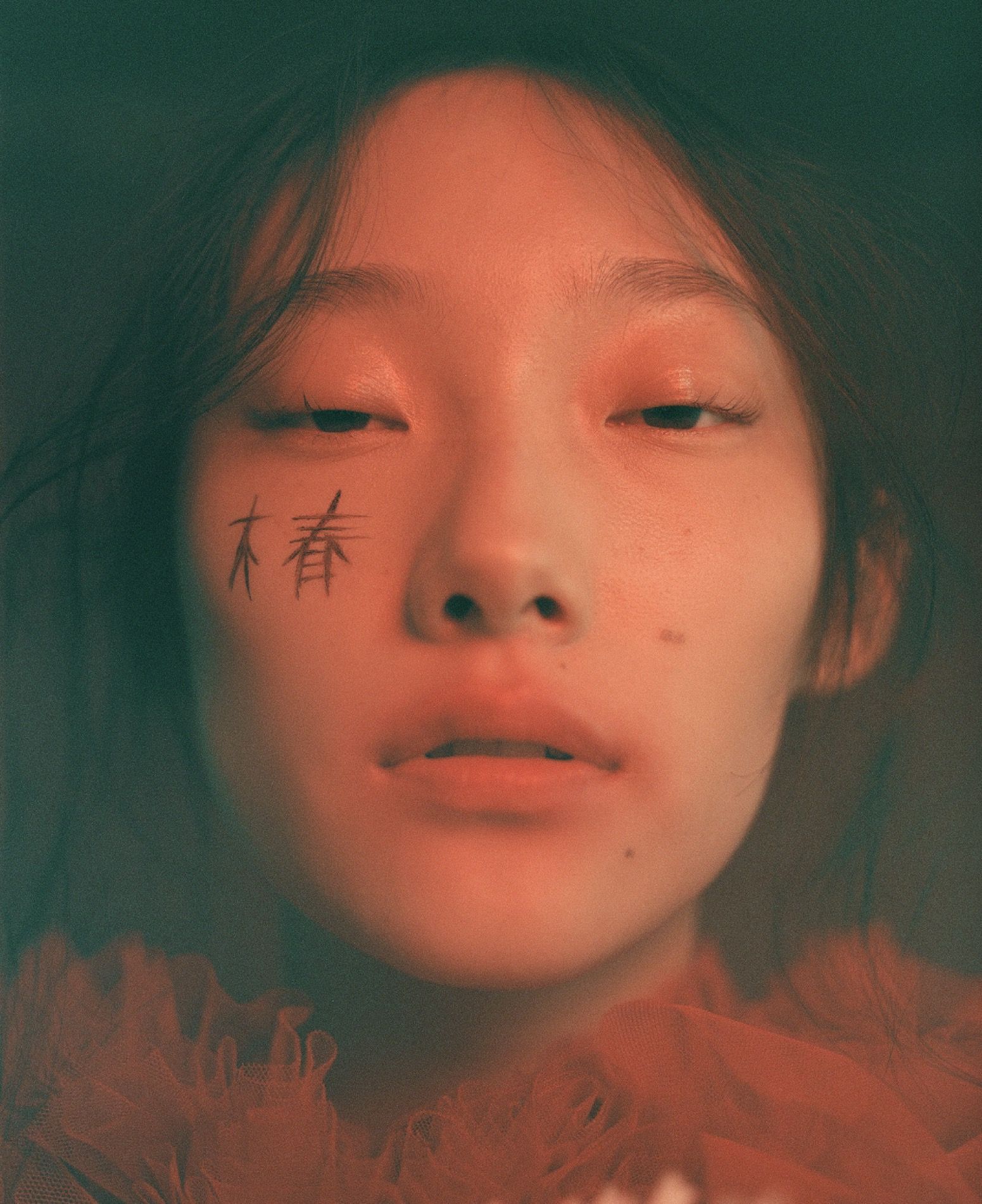 Editorial hair & make-up, dromerig portret met getekende accenten op de wang