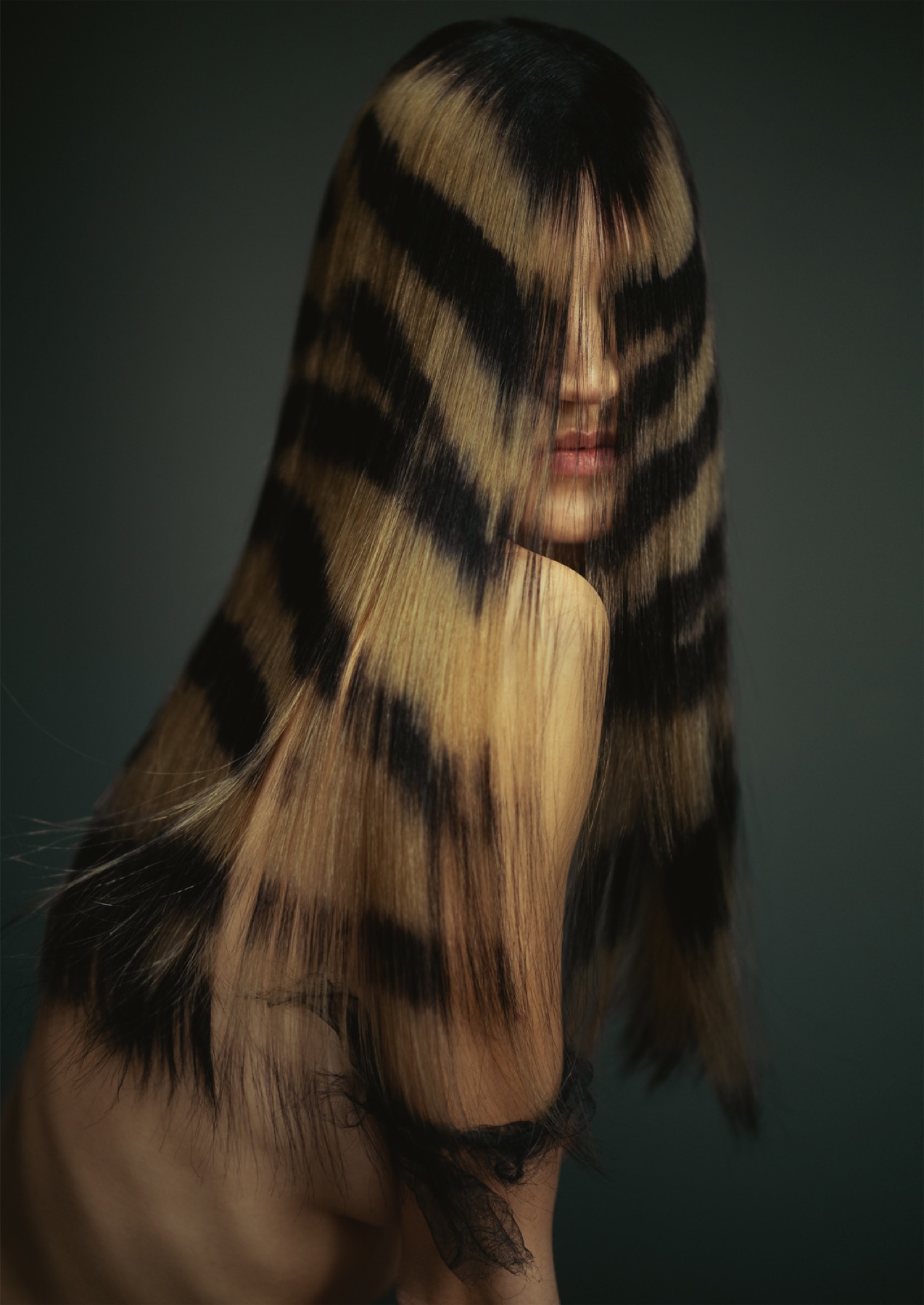 Hair editorial, geschilderd haar in tijgerprint, fotografie Rahi Rezvani