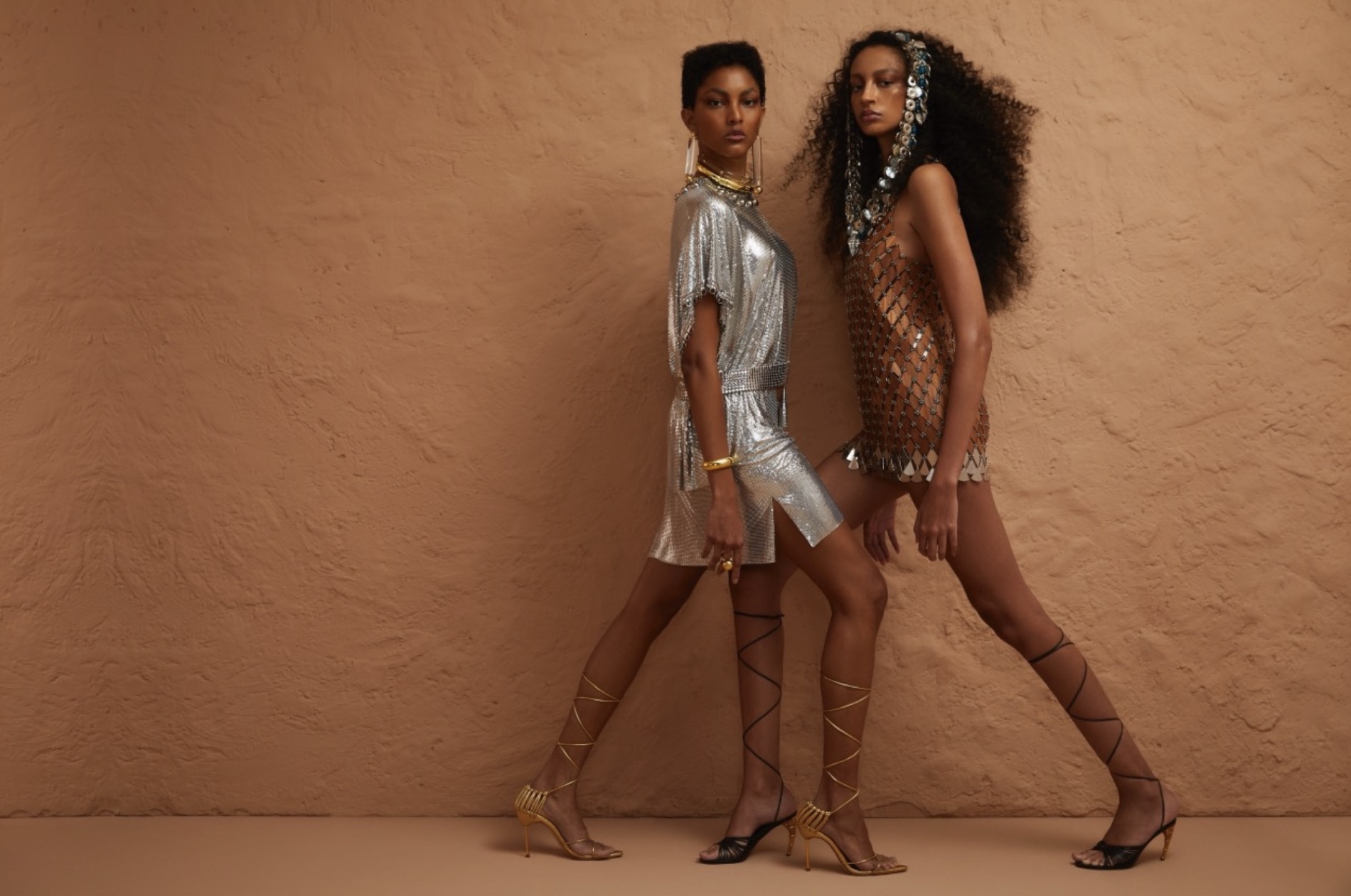 Hair & make-up voor Glamour editorial, twee modellen in zilver en chainmail, lopend