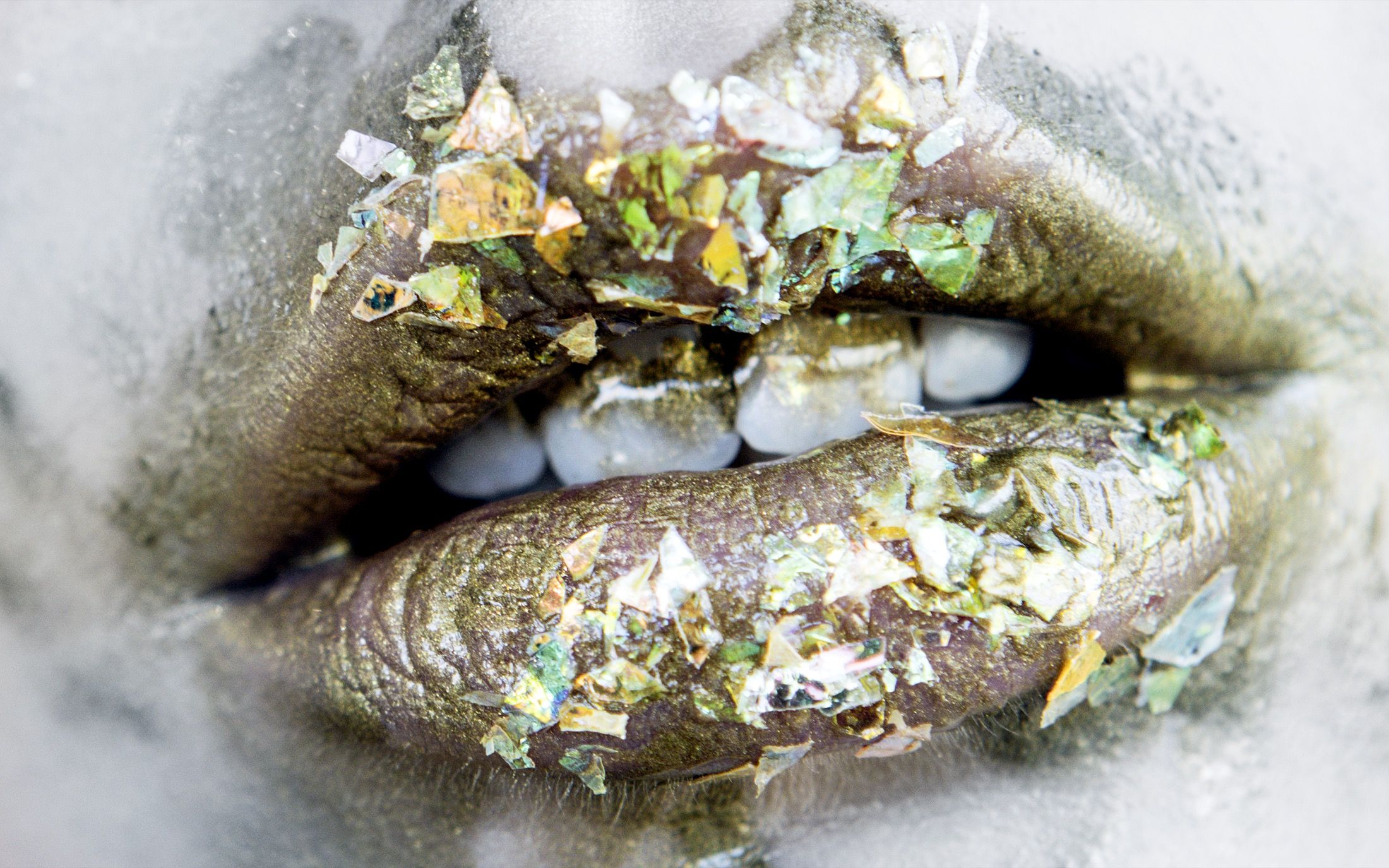 Beauty editorial in zwart-wit, mannelijk model met vochtig haar