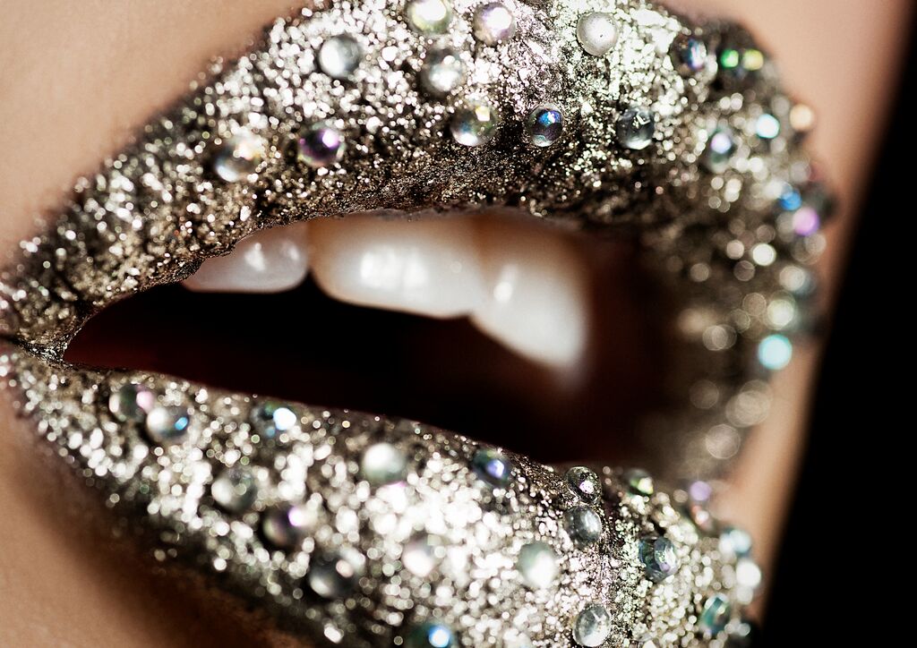 Beauty macro, lippen bezet met kristallen en glitter