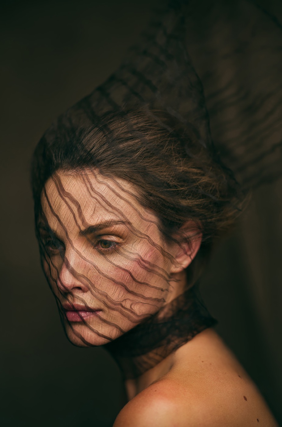 Editorial hair & make-up in zwart-wit, schaduwlijnen van tule over het gezicht, fotografie Rahi Rezvani