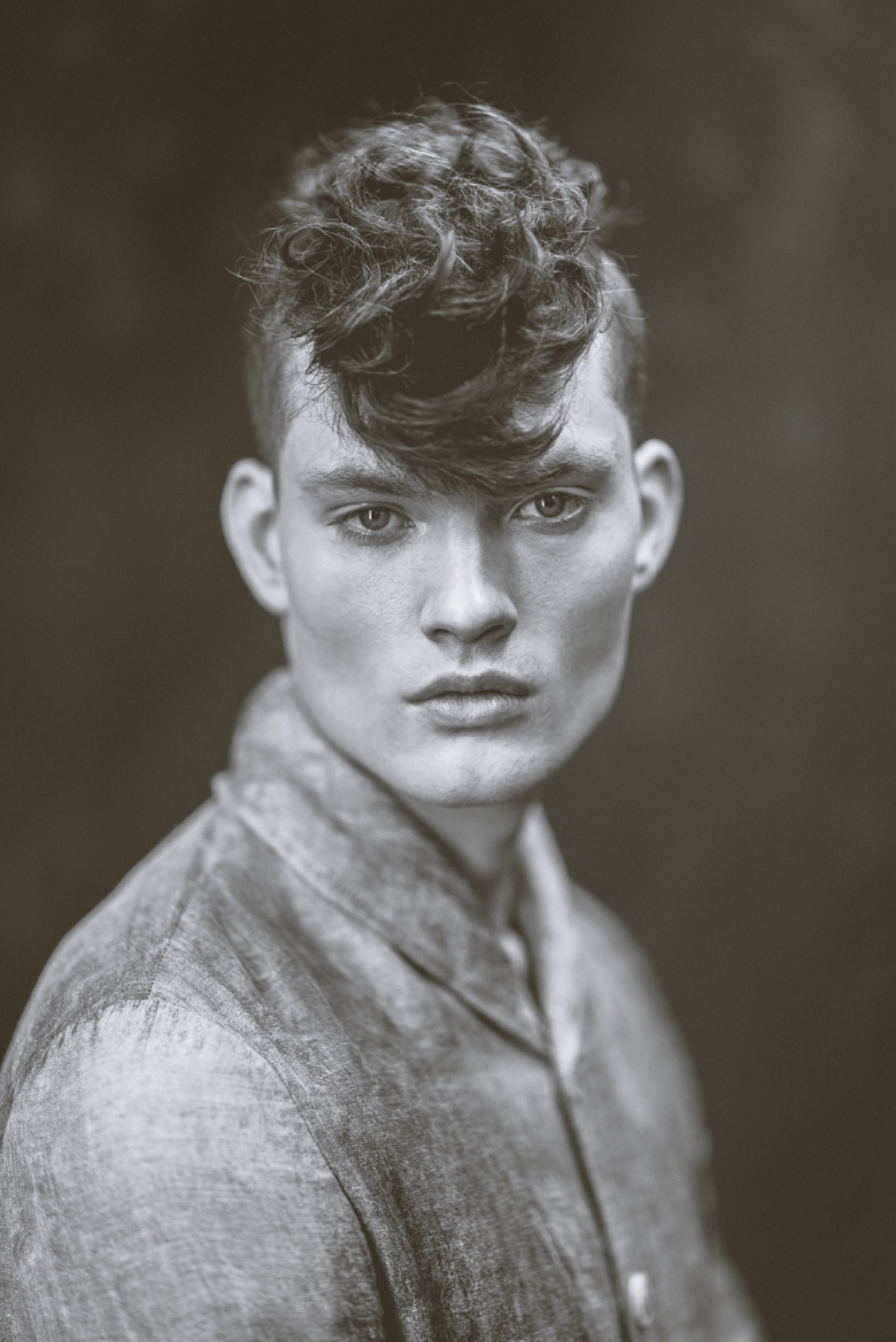 Editorial hair & make-up in zwart-wit, model met krullen, Armani, fotografie Rahi Rezvani