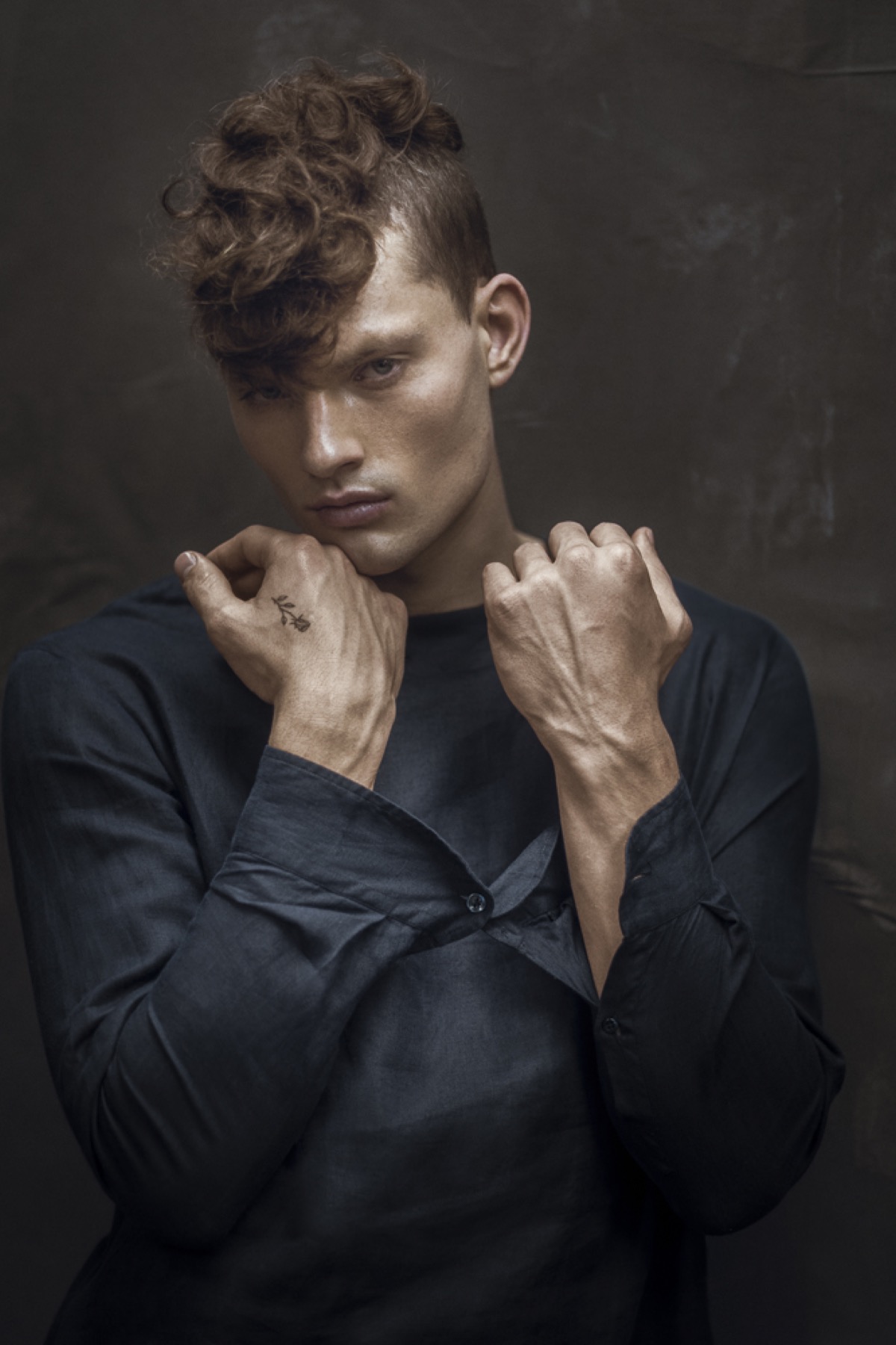 Editorial hair & make-up in zwart-wit, model met rode krullen, Armani, fotografie Rahi Rezvani
