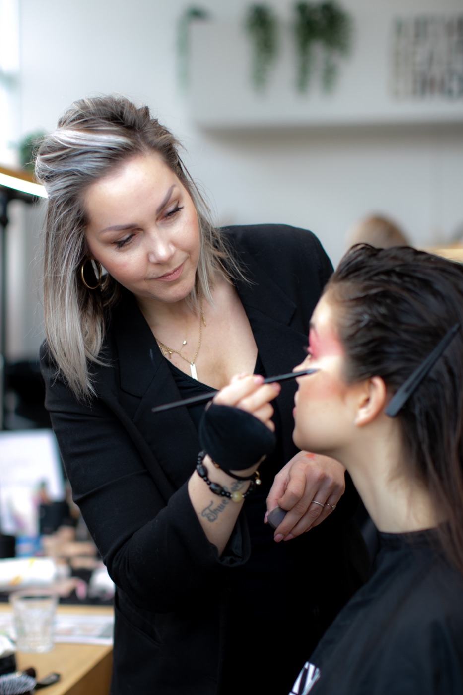 Colinda, student JDO Academy, editorial make-up in actie
